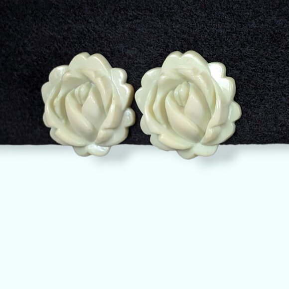 Vintage Off-White Molded Floral Earrings - Picture 3 of 6